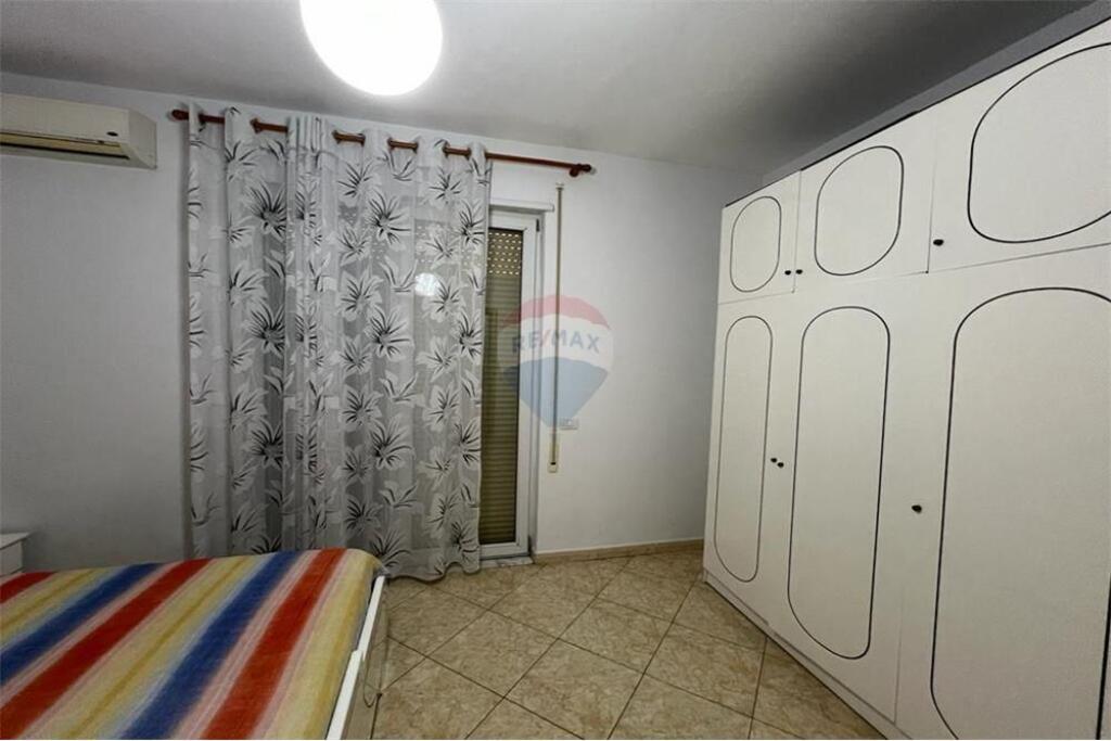 Jepet me qira apartament 3+1+2 me verande