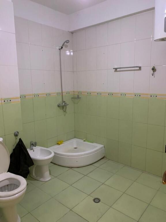 Jepet me qira apartament 2+1+2 tek zona e Kristal Centre!
