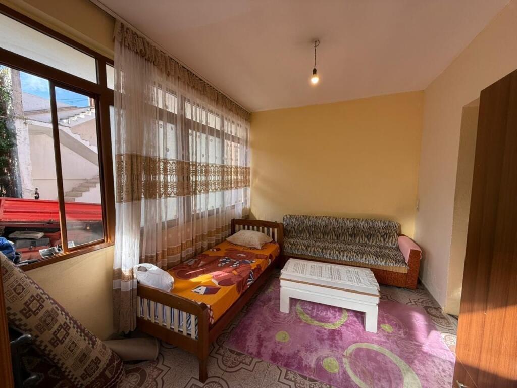 APARTAMENT 1+1. 28000 LEKE.ISH TREGU ELEKTRIK,PALLATI GRAND