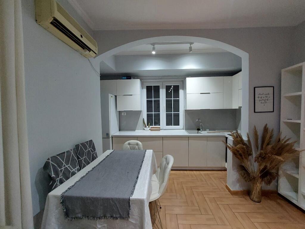 Appartamento 2+1, a 21 Dhjetori, Via Kavaja, 700 euro/mese