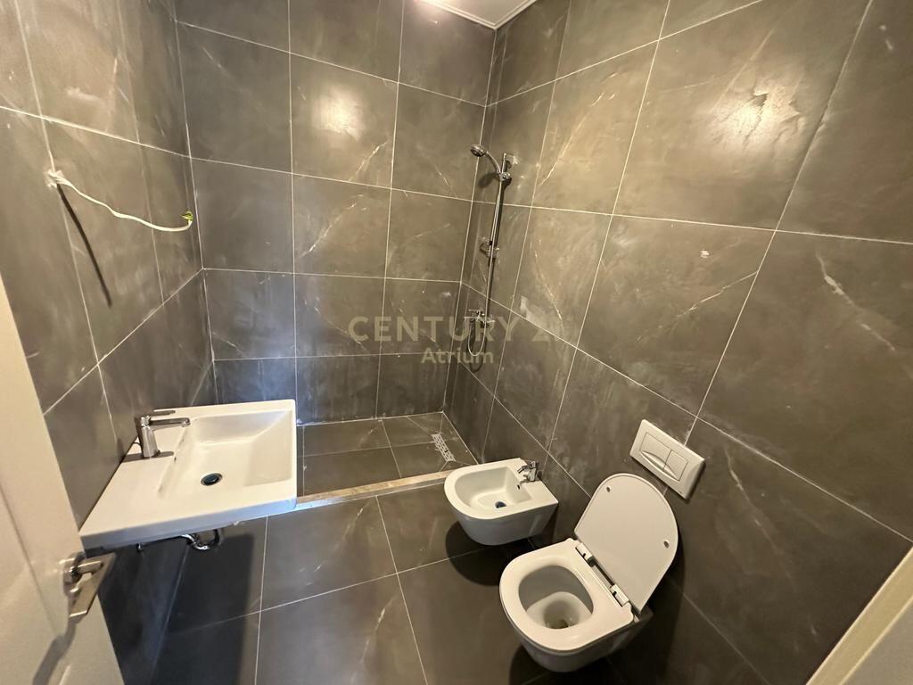 SHITET APARTAMENT 2 + 1 + 2 + POST PARKIMI NE KINOSTUDIO ! 195,000 €