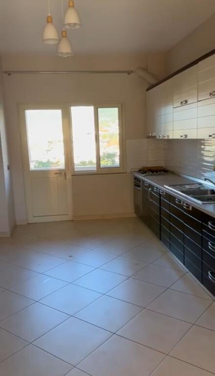 Jepet me qera apartamenti 1+1 Kinostudio , te rajoni i policise  Cmimi: 350 mije leke