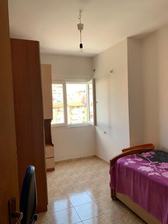 Jepet me qira apartament 2+1+2 tek zona e Kristal Centre!
