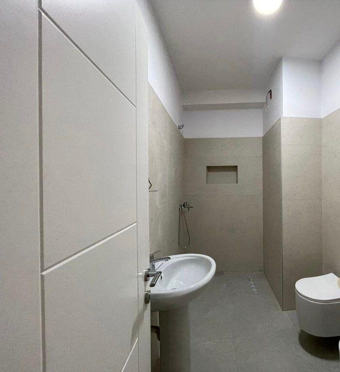 SHITET APARTAMENT 2+1 ME POST PARKIMI NE ASTIR