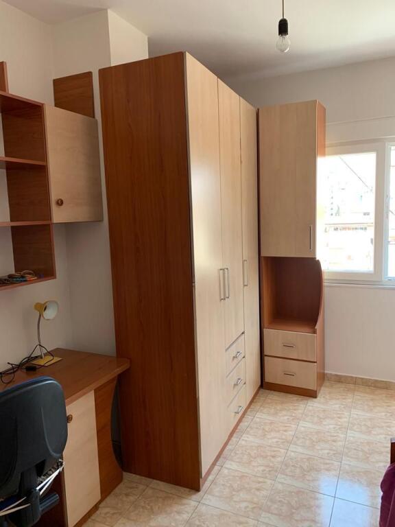 Jepet me qira apartament 2+1+2 tek zona e Kristal Centre!
