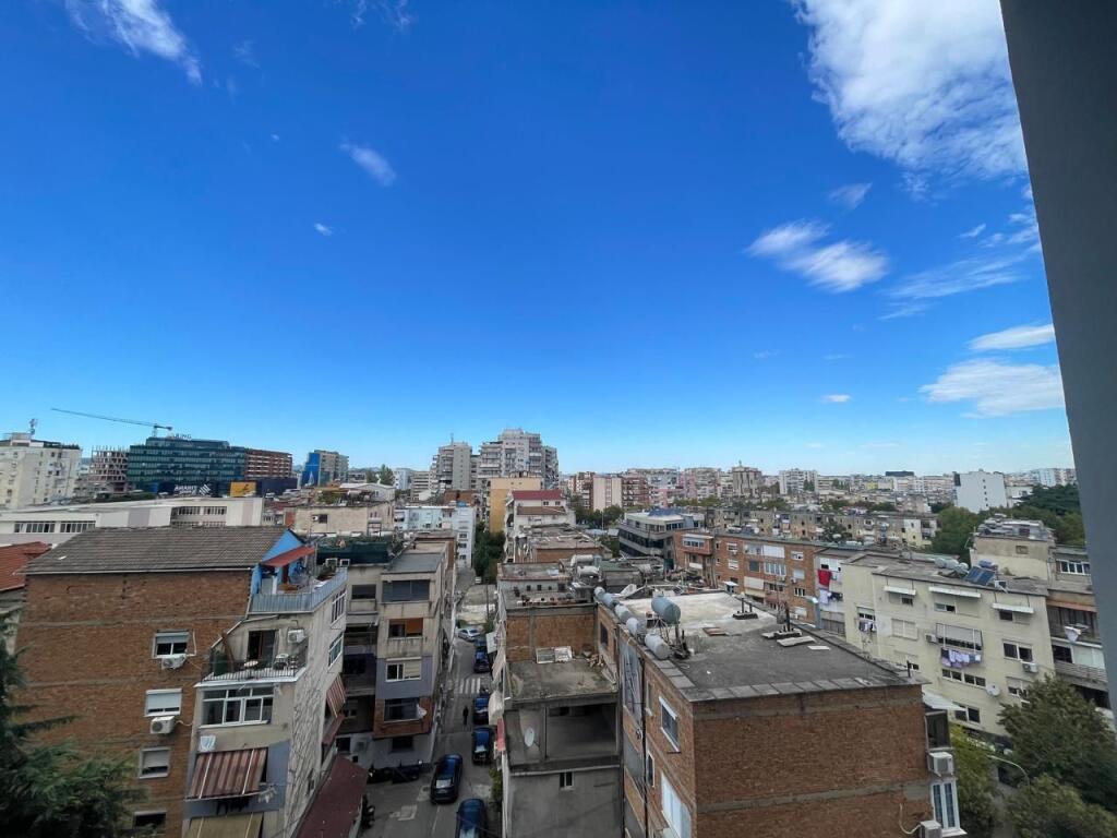 Ambient zyrash per qira tek Golden Tower, Mine Peza