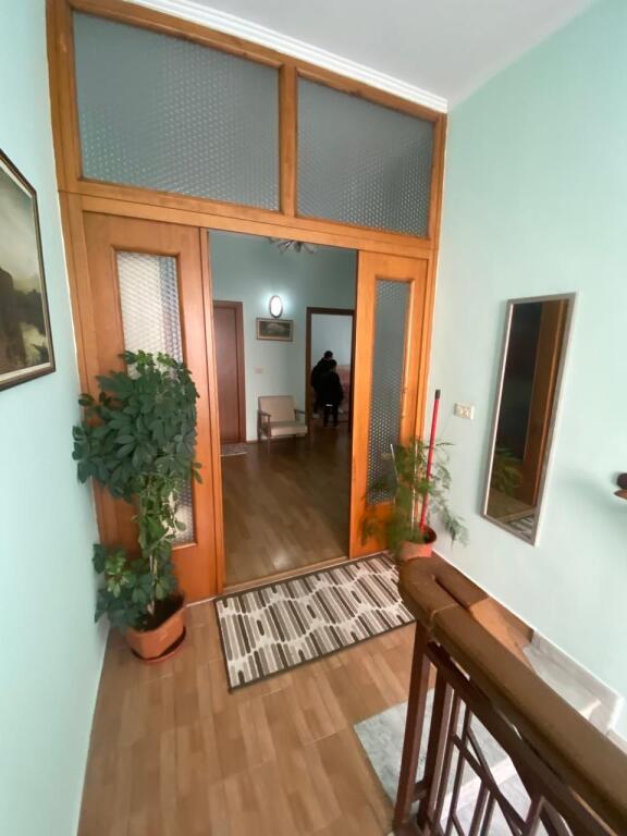 Jepet me qera 2+1 Rruga Hoxh Tasim Prane Parukeri FRIDA   