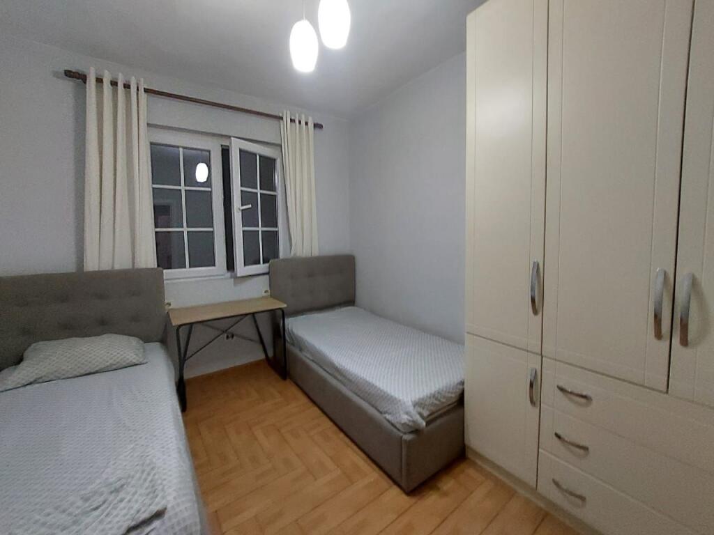 Appartamento 2+1, a 21 Dhjetori, Via Kavaja, 700 euro/mese