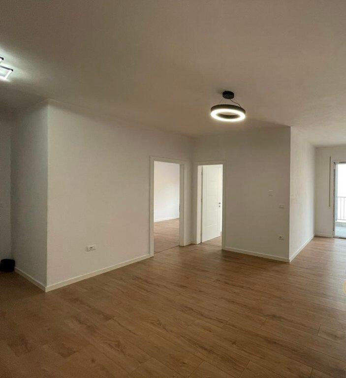 SHITET APARTAMENT 2+1 ME POST PARKIMI NE ASTIR