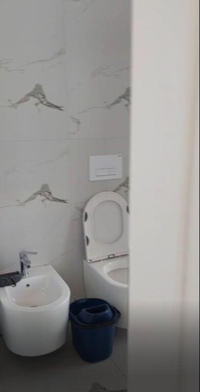 Appartamento 1+1 in Affitto ad Ali Demi, Presso il Complesso Kadiu, Tirana 450 € /Mese