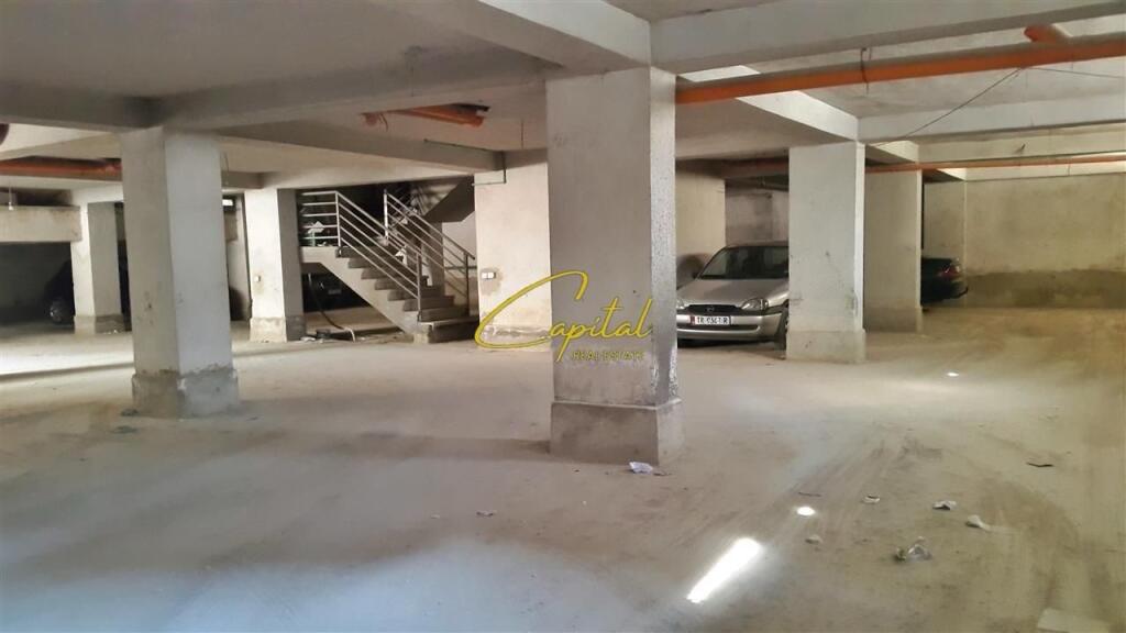 VENDESI AUTO IN VENDITA 537 M2 STRADA DI DIBRA 286.000 EURO