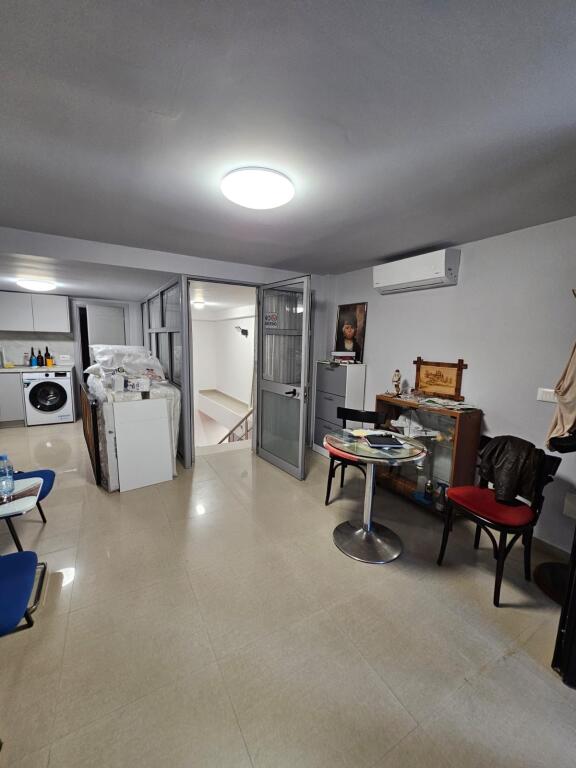 Magazine me qira tek Rruga Jordan Misja