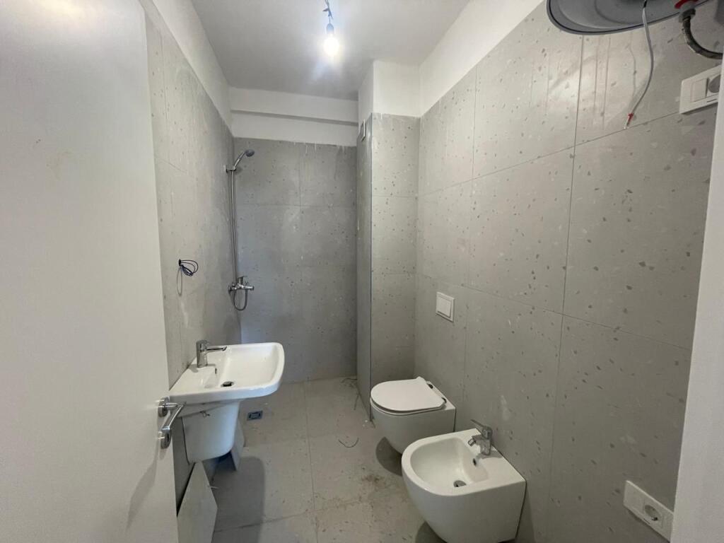 Ambient zyrash per qira tek Golden Tower, Mine Peza