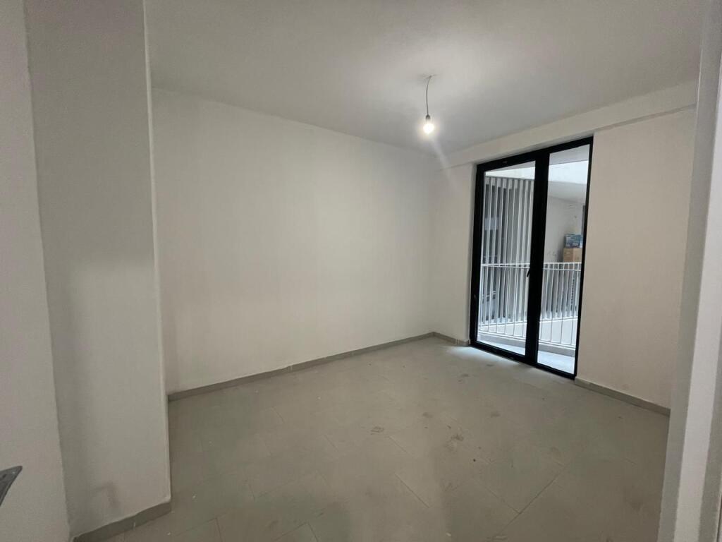 Ambient zyrash per qira tek Golden Tower, Mine Peza