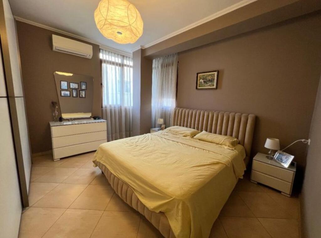 Jepet me qera apartament 2+1 te Kodra e Diellit!