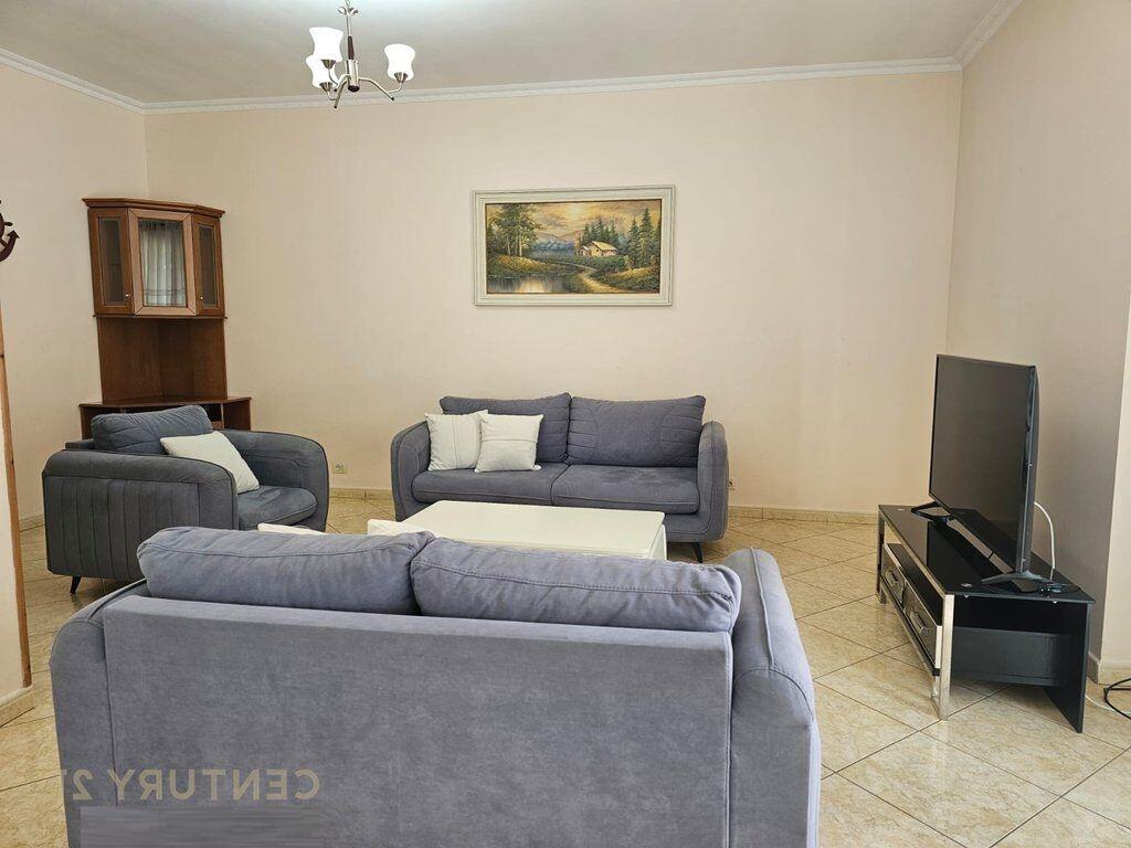 Jepet me qira apartament 3+1+2, verandë e madhe + 2 poste parkimi, Liqeni i Thatë