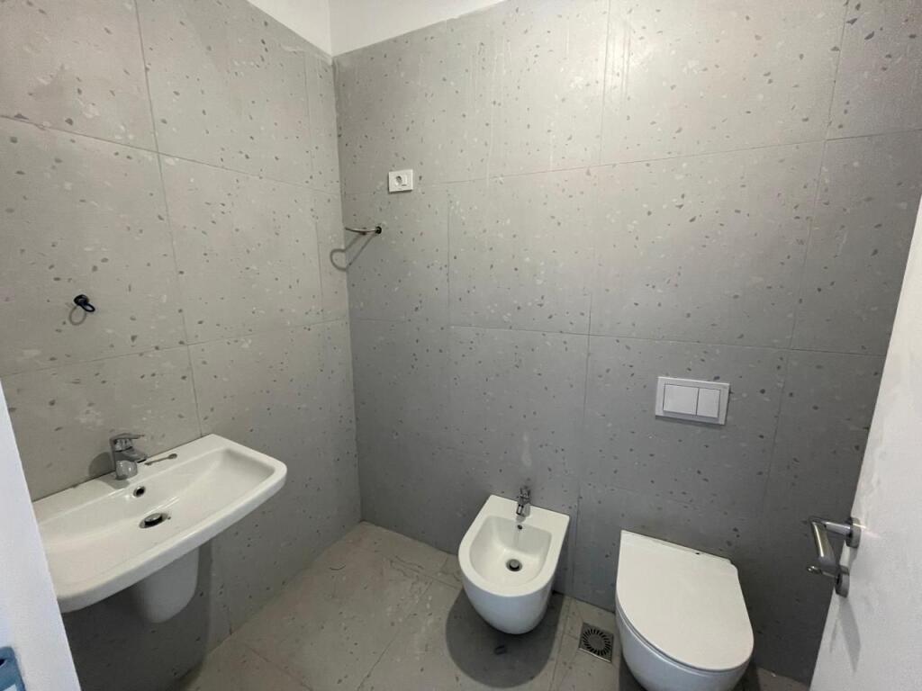 Ambient zyrash per qira tek Golden Tower, Mine Peza