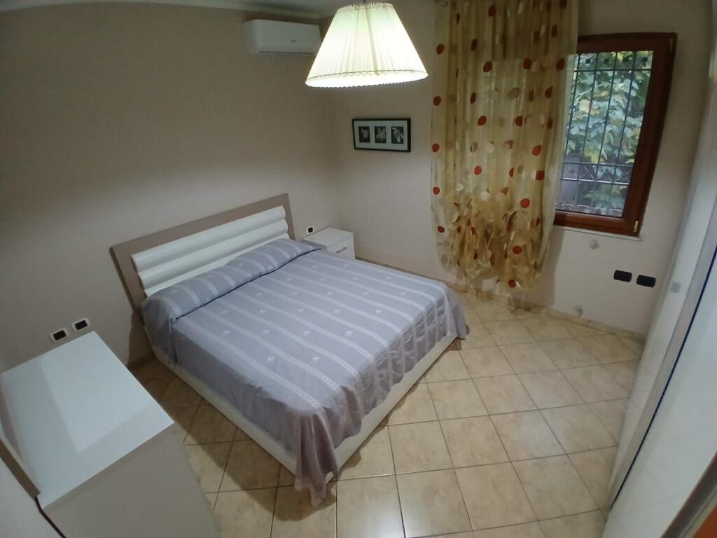 Jepet me qera apartamenti 2+1 ,Te Medreseja e tiranes , RRuga Riza Cerova  Cmimi:  500 mije leke