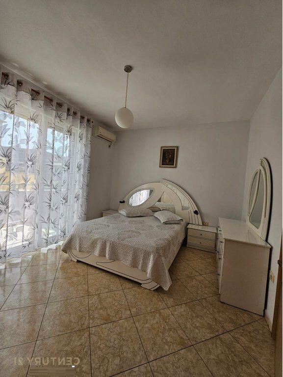 Jepet me qira apartament 3+1+2, verandë e madhe + 2 poste parkimi, Liqeni i Thatë