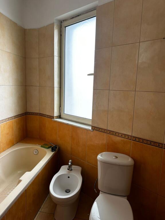 🏡 Jepet me qira apartament 2+1+2 + post parkimi – Liqeni i Tiranës