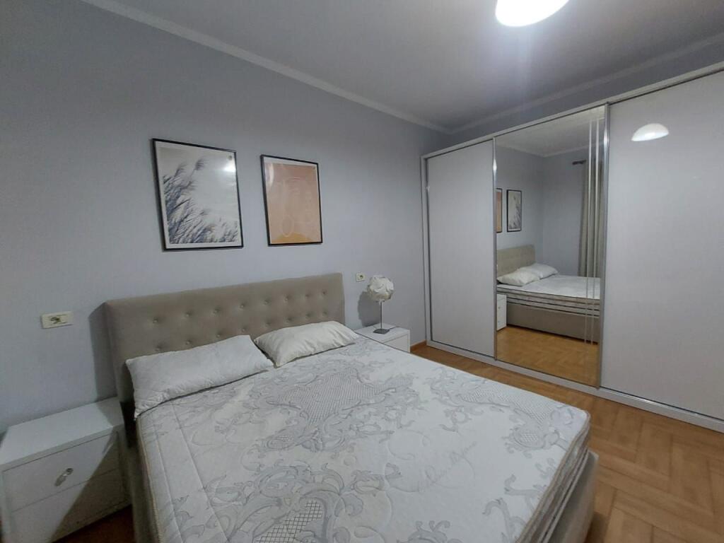 Appartamento 2+1, a 21 Dhjetori, Via Kavaja, 700 euro/mese