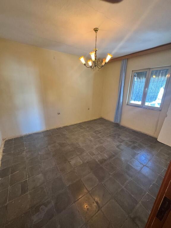 OCCASIONE DI INVESTIMENTO 🔥 📍 Vicino al Palazzo con Freccia, di fronte a Delijorgji