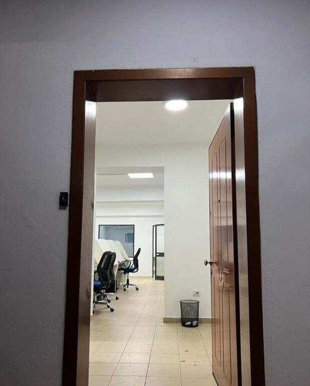 Office with spacious area near the New Bazaar – 107 m²