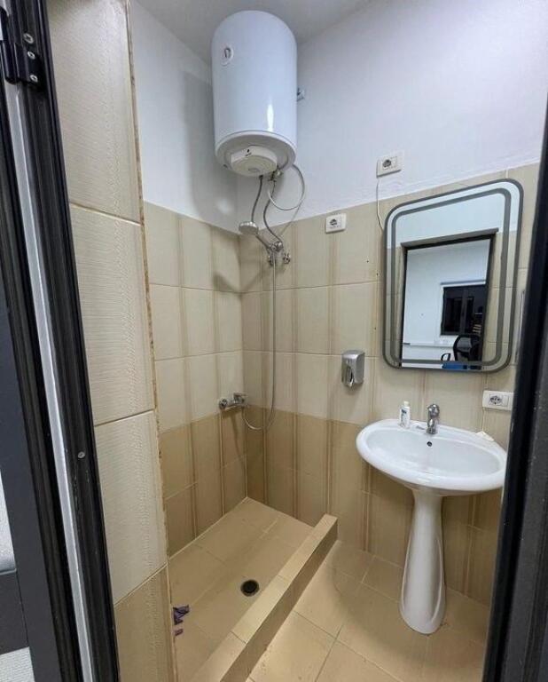 Office with spacious area near the New Bazaar – 107 m²