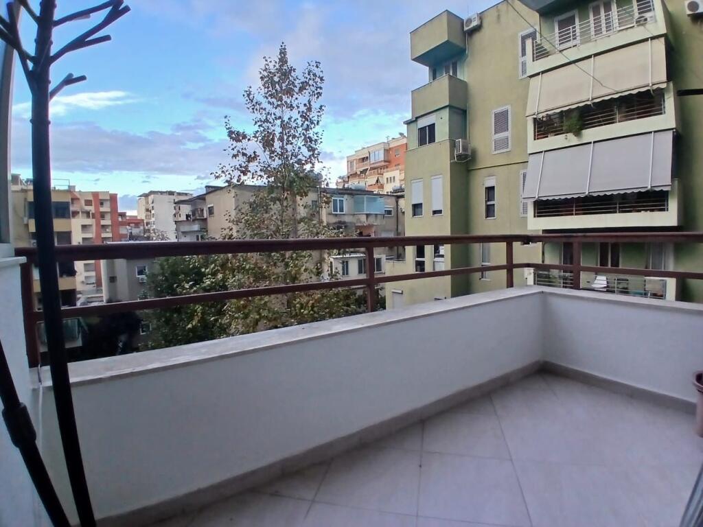 Jepet Me Qera Apartament 2+1+1 Ballkon