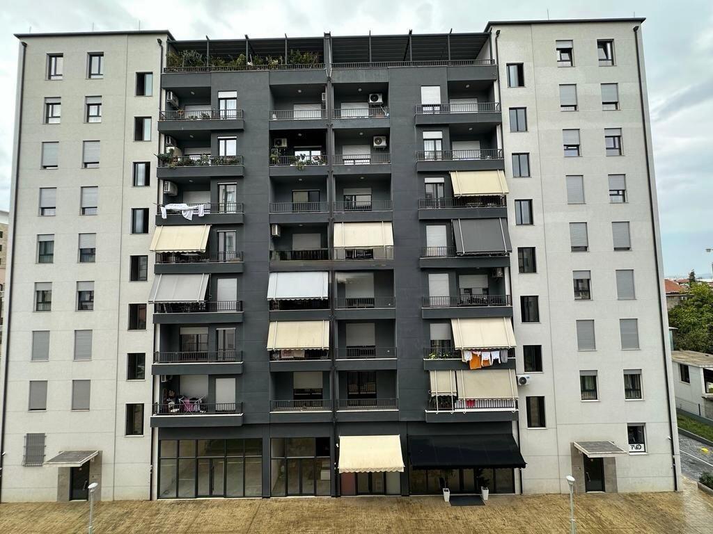 Shitet Apartament Modern 2+1 me 2 Tualete dhe Vend Parkimi – Kinostudio, Tiranë