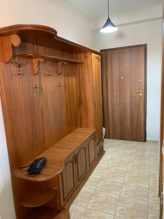 Jepet me qira apartament 2+1+2 tek zona e Kristal Centre!
