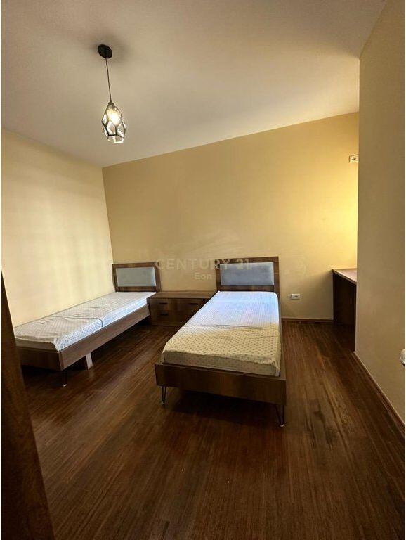 AFFITTASI APPARTAMENTO 3+1+2+GARAGE, VICINO A ISH-URT, DURRES !