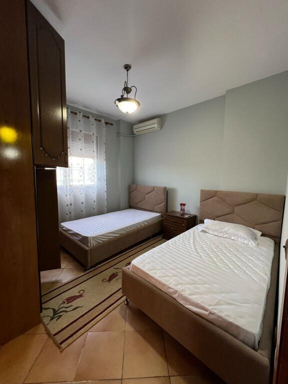 Komuna e Parisit, jepet me qera apartament 3+1!