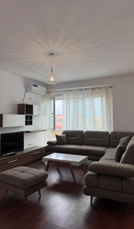 Jepet me qera apartamenti i sapoarreduar 2+1 ,Kodra e diellit , prane market cok  Cmimi: 700euro