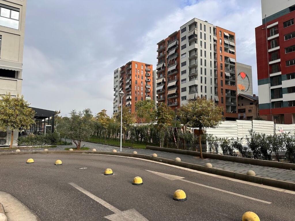 JEPET ME QIRA AMBIENT KOMERCIAL PER ZYRA APO AKTIVITET BIZNESI TEK KOMPLEKSI ASL/PEDIATRIA !