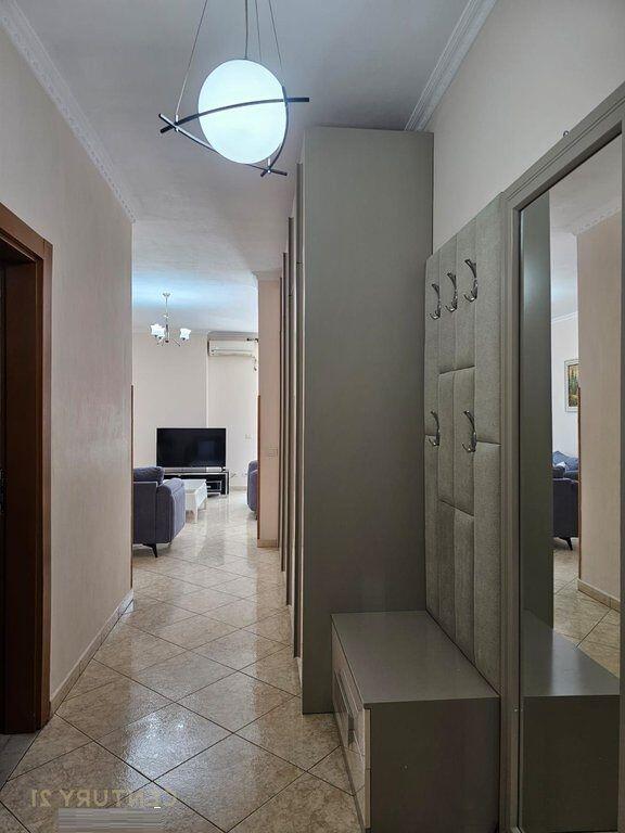 Jepet me qira apartament 3+1+2, verandë e madhe + 2 poste parkimi, Liqeni i Thatë