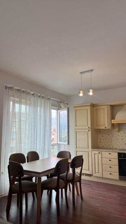 Jepet me qera apartamenti i sapoarreduar 2+1 ,Kodra e diellit , prane market cok  Cmimi: 700euro