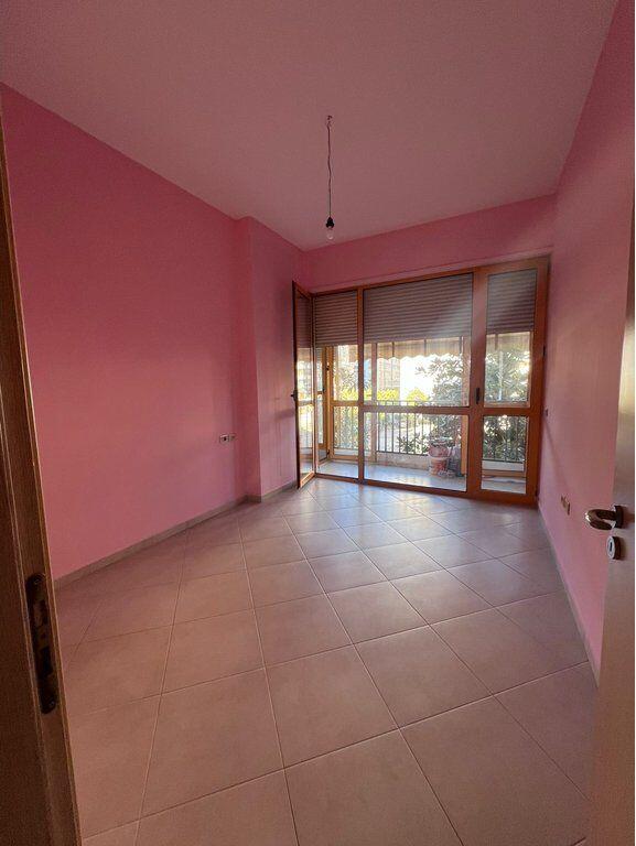 Qera, Ambient per zyra+Post Parkimi, Komuna e Parisit, Tirane.