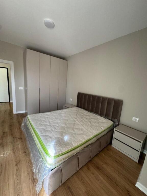 APARTAMENT ME QERA 1+1 ZOGU I ZI 600 EURO