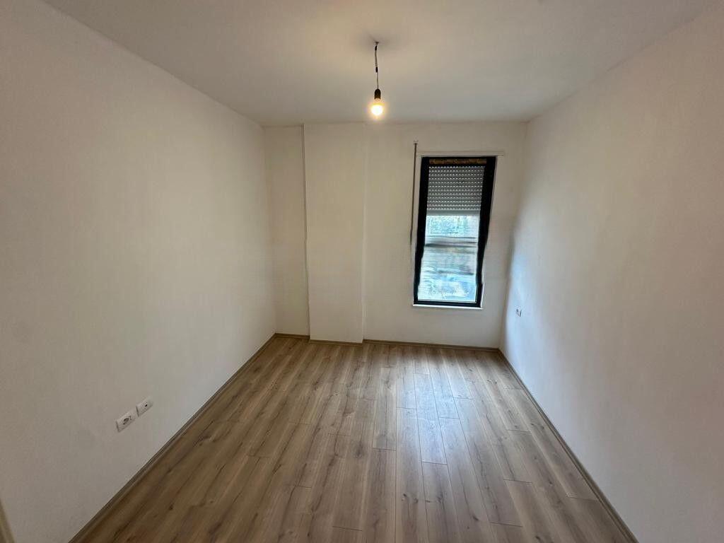 VENDESI APPARTAMENTO 2 + 1 + 2 + POSTO AUTO A KINOSTUDIO! 195.000 €