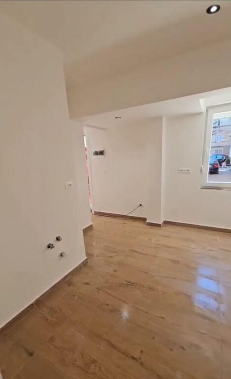 1+1 bosh ME QERA PER BIZNES - RRUGA QEMAL STAFA 50.000 leke