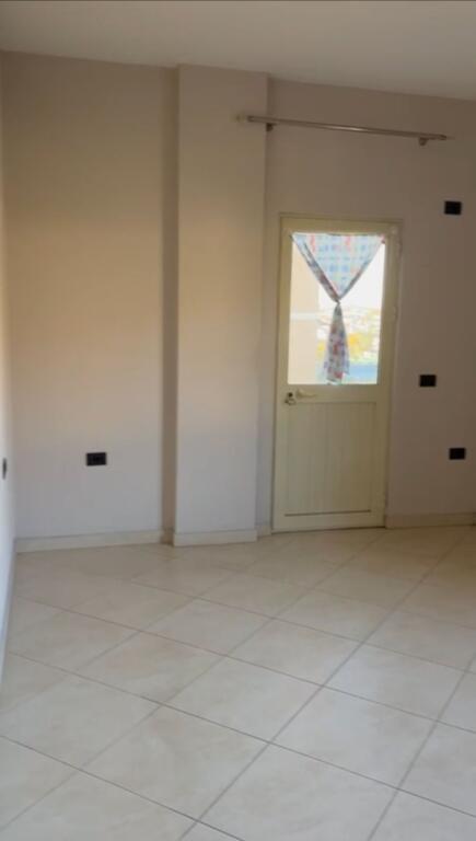 Jepet me qera apartamenti 1+1 Kinostudio , te rajoni i policise  Cmimi: 350 mije leke