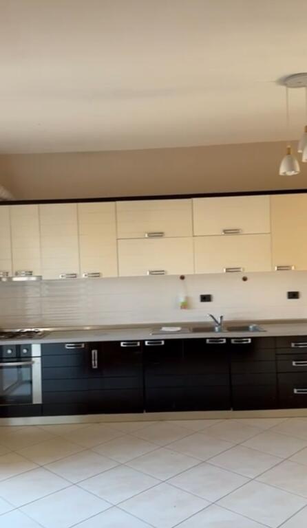 Jepet me qera apartamenti 1+1 Kinostudio , te rajoni i policise  Cmimi: 350 mije leke