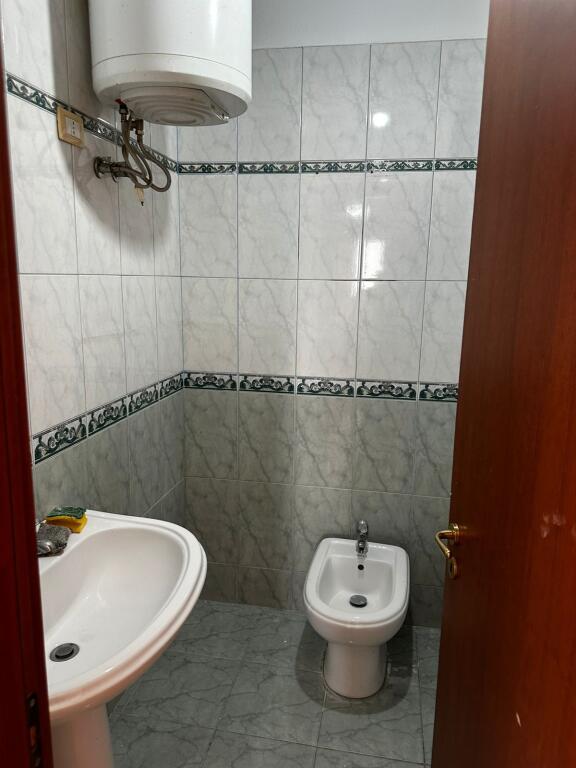 🏡 Jepet me qira apartament 2+1+2 + post parkimi – Liqeni i Tiranës