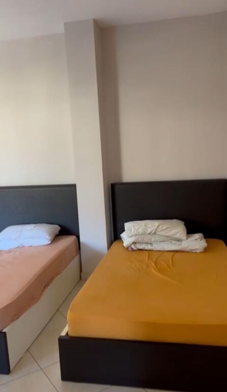 Jepet me qera apartamenti 1+1 Kinostudio , te rajoni i policise  Cmimi: 350 mije leke