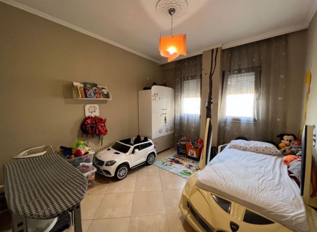 Jepet me qera apartament 2+1 te Kodra e Diellit!