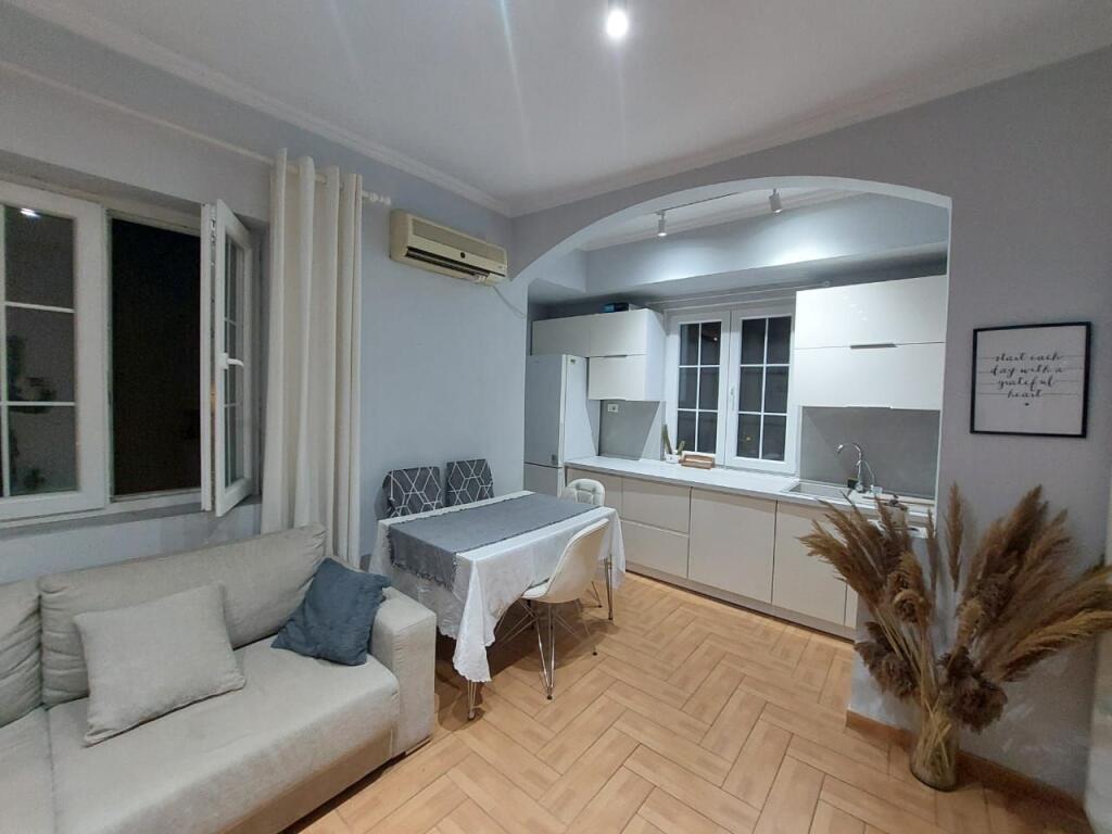 Appartamento 2+1, a 21 Dhjetori, Via Kavaja, 700 euro/mese