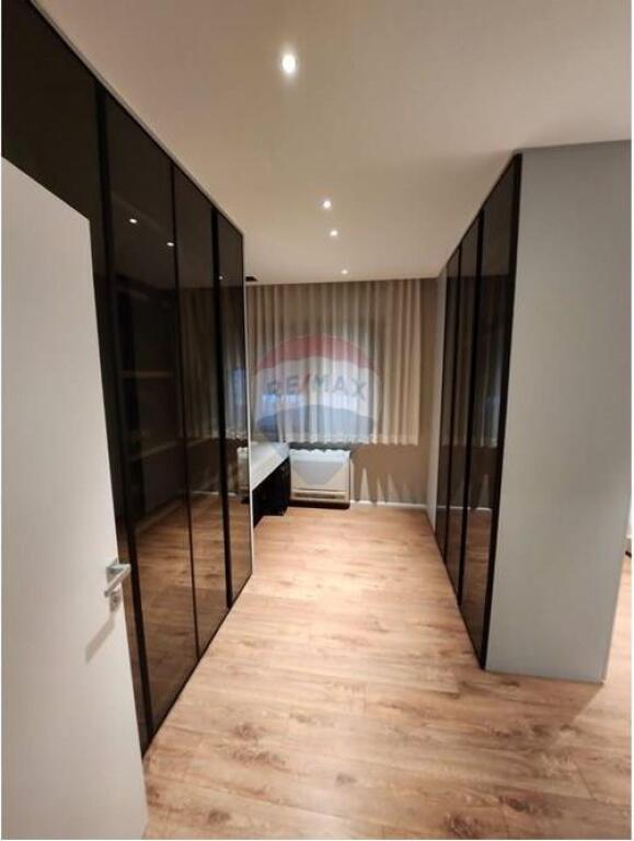 Shitet Apartament 2+1 +2 tek Pazari i Ri