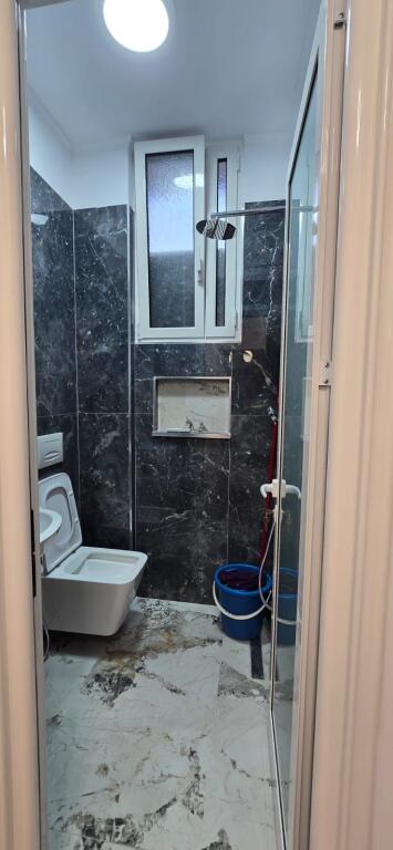 🏠 Shitet Apartament 2+1 📍 Rr. Haxhi Hysen Dalliu, pranë Prokurorisë së Tiranës