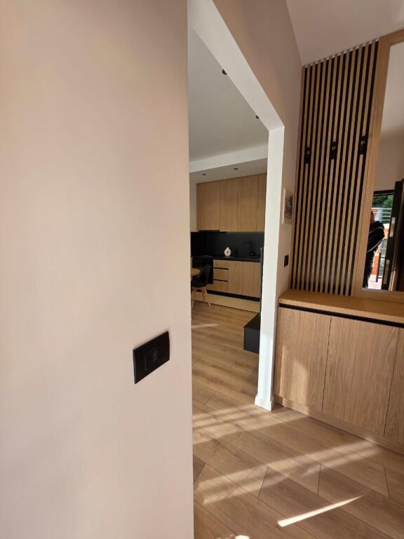 🏡 Shitet apartament i mobiluar te Liqeni i Thate